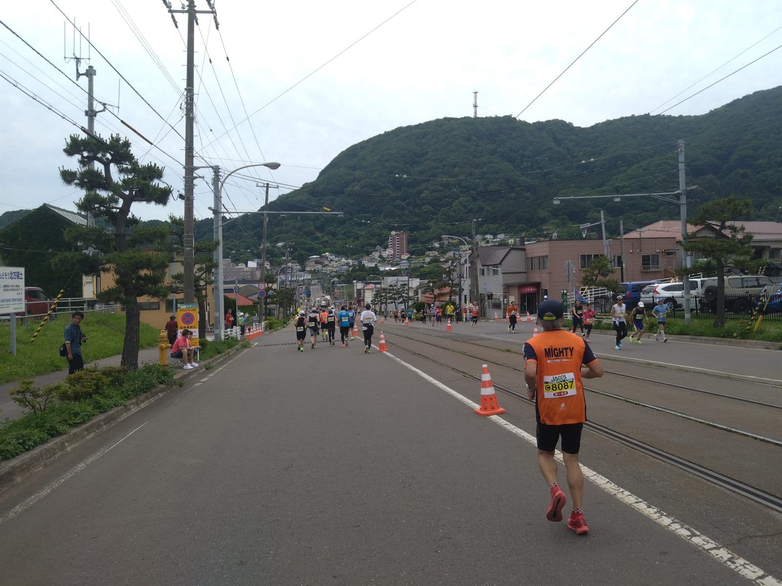 函館山へ向かって上っていく谷地頭付近の坂とランナー